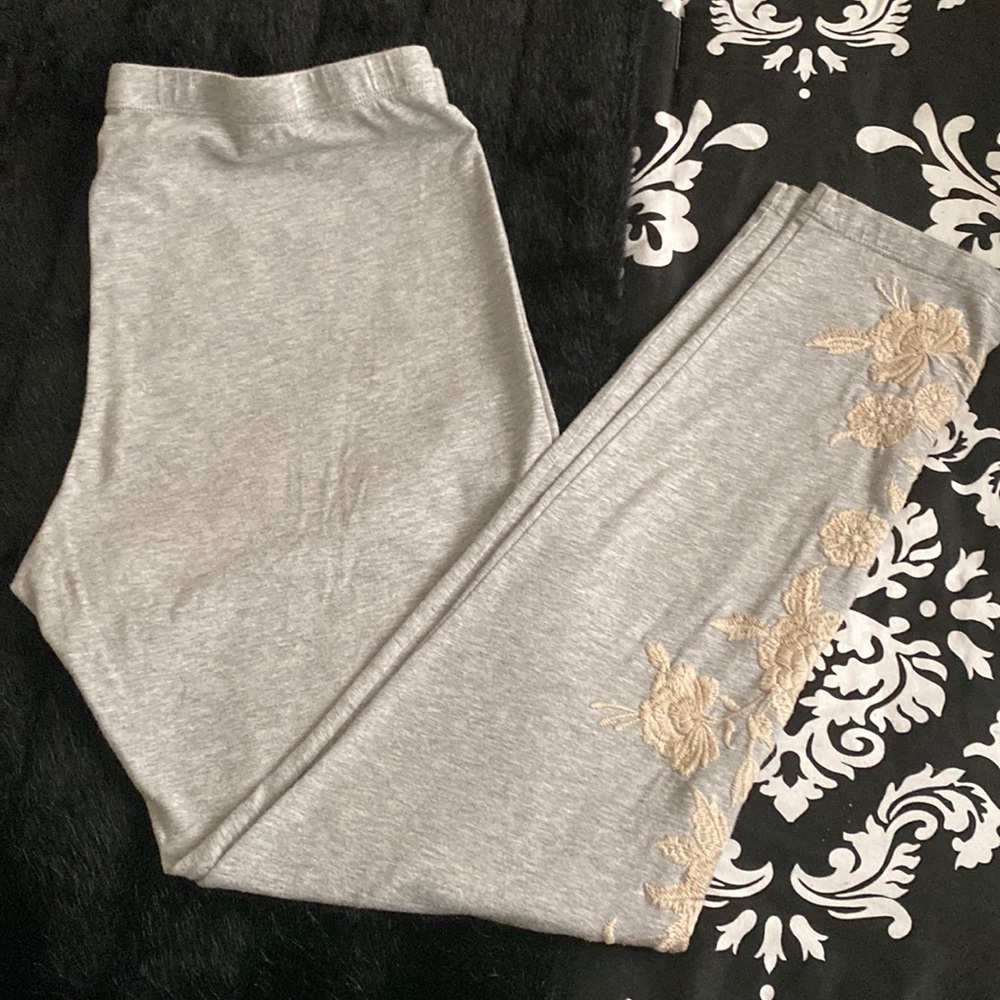 Enjoy your day in embroidered leggings by Johnny Was🌹